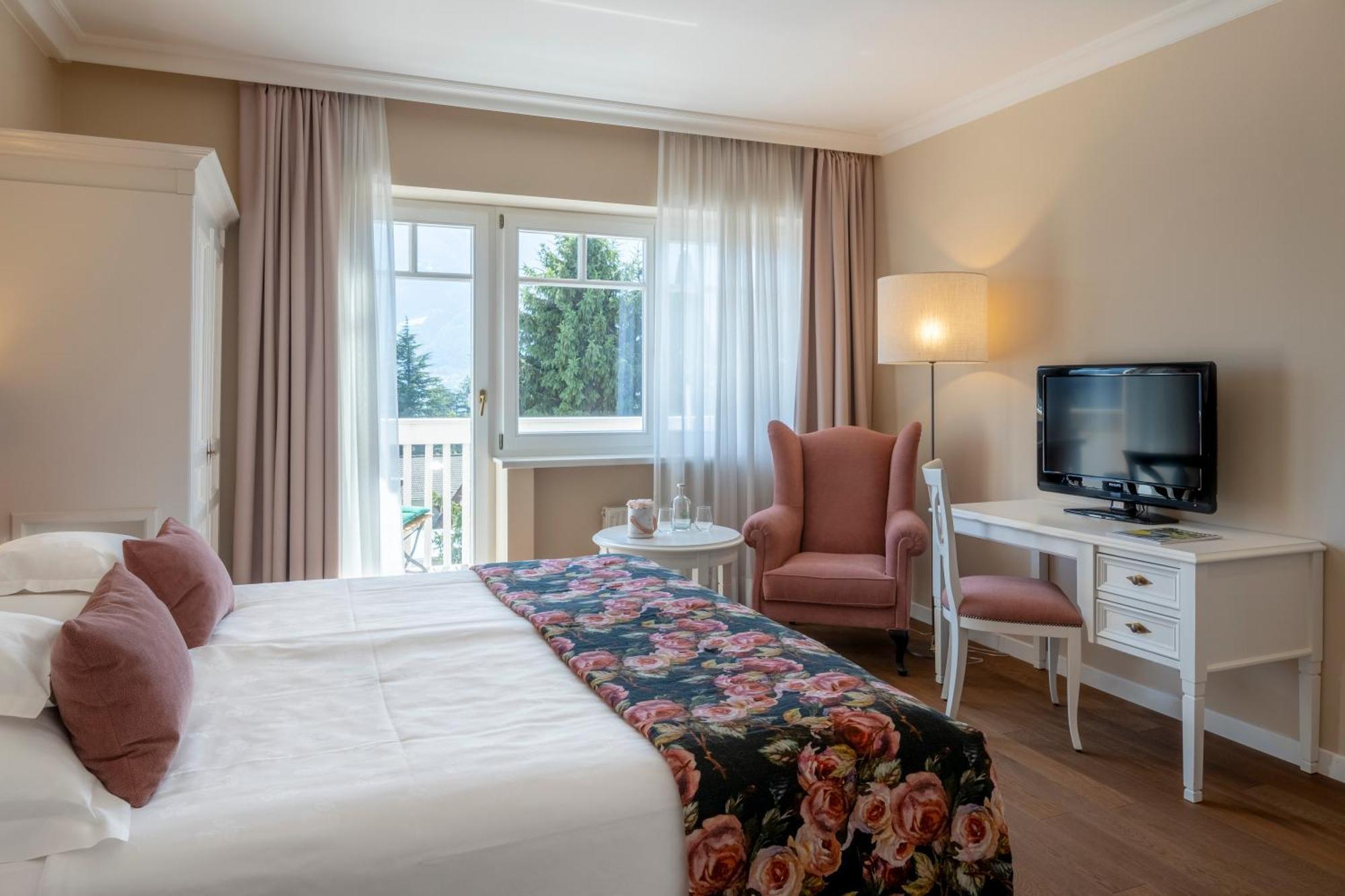 Hotel Pienzenau Am Schlosspark Merano Exterior photo